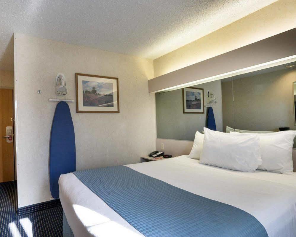 Microtel Inn & Suites By Wyndham Pittsburgh Airport Robinson Township  Exterior photo